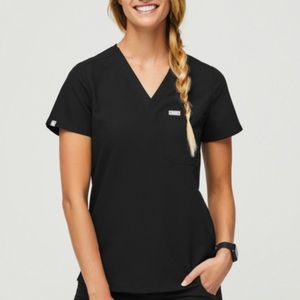 Figs Catarina One Pocket Scrub Top in Black- Size Small